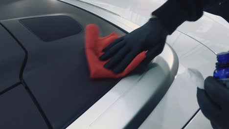 Cleaning-plastic-parts-in-the-car