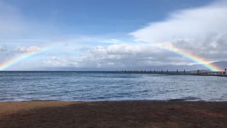 Ein-Voller-Regenbogen-über-Dem-Horizont-Des-Wassers-In-Lake-Tahoe,-Kalifornien