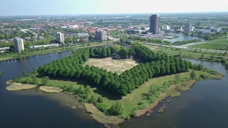 Luftaufnahmen-Des-Sternförmigen-Historischen-Stadtparks-In-Europa-Holland-Mit-Der-Geschäftigen-Stadt-Im-Hintergrund