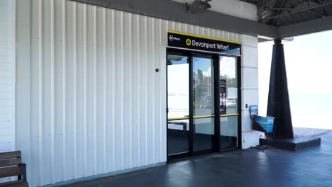 Entrada-A-La-Terminal-De-Ferry-De-Devonport-Wharf-En-Auckland,-Nueva-Zelanda