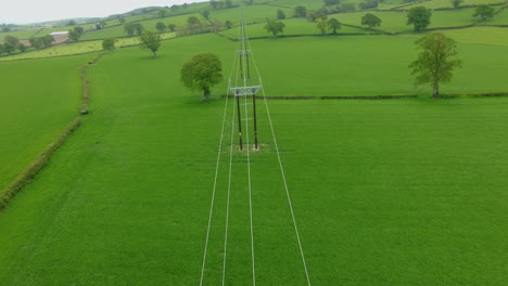 Langsame-Aufnahme-Der-Neuen-Stromleitungen,-Die-Für-Den-Windpark-Clocaenog-In-Denbighshire-Und-Conwy-North-Wales-Installiert-Wurden