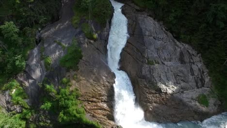 Wasserfall-Mit-Reißendem-Fluss