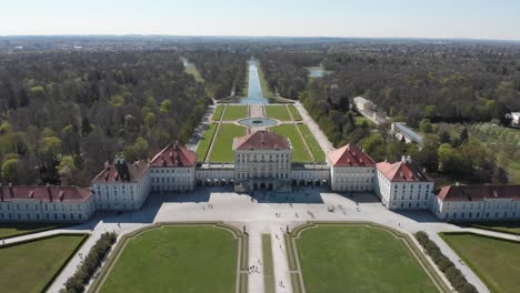 Schöner-Palast-In-Nymphenburg-München-Deutschland-Von-Oben-Mit-Einem-Dji-Mavic-Air,-Der-Wasser-Und-Schöne-Gärten-Zeigt