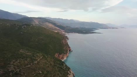 Impresionantes-Vistas-Desde-La-Playa-De-Gjipe-Y-El-Cañón-De-Gjipe-A-Lo-Largo-De-La-Riviera-De-Albania-Durante-La-Puesta-De-Sol