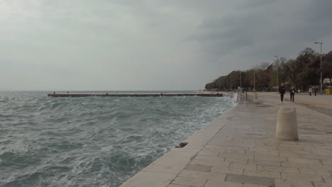 Stürmische-Meereswellen-Stürzen-In-Die-Promenade