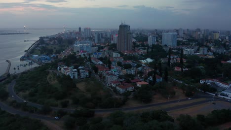 Mosambik---Skyline-Maputo,-Drohne-4k,-Dämmerung