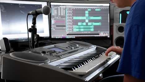 Der-Junge-Techniker-Richtet-Ein-Keyboard-Für-Die-Aufnahme-In-Einem-Heimstudio-Ein
