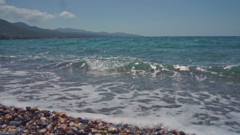 Beruhigende-Wellen-Am-Strand-Von-Kalamata,-Griechenland-Slowmo