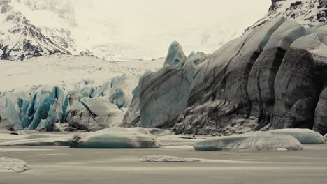Diferentes-Movimientos-De-Cámara-Que-Muestran-Icebergs-En-La-Laguna-Glaciar,-Islandia