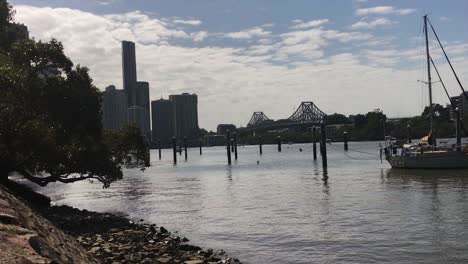 Puente-De-La-Historia-De-Brisbane-Con-Edificios-Y-Barcos-En-El-Río