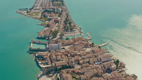 Drohnenschuss-über-Der-Stadt-Sirmione,-Gardasee,-Italien