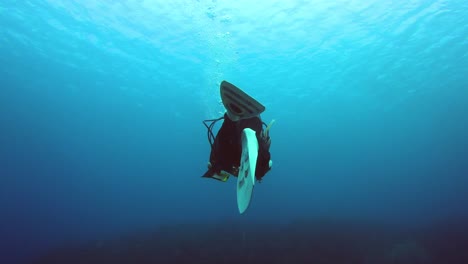 Time-lapse-of-a-diver-swimming-in-East-China-Sea-Kumejima-Okinawa-Japan