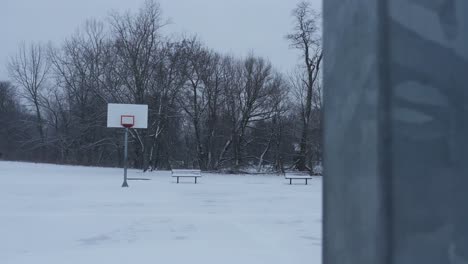 Schneebedeckter-Basketballplatz-In-Der-Abenddämmerung