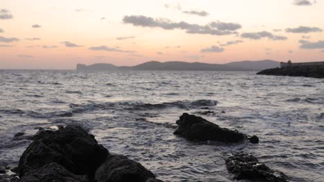 Sonnenuntergang-Vom-Küstenmeerstrand-In-Alghero-Auf-Der-Insel-Sardinien