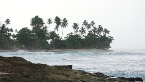 Wellen,-Die-In-Puerto-Rico-Gegen-Die-Küste-Schlagen