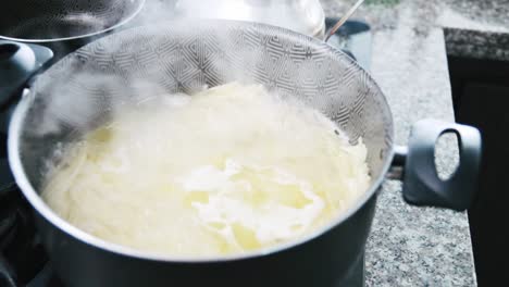 Homemaking-spaghetti-in-boiling-water