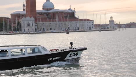 Zeitlupenaufnahme-Von-Booten,-Die-Bei-Sonnenaufgang-An-Berühmten-Sehenswürdigkeiten-In-Venedig-Vorbeifahren