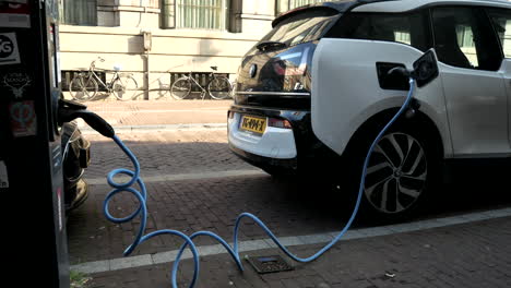 Bmw-I3-Electric-Parkt-Und-Wird-An-Der-Ladestation-In-Amsterdam-Niederlande-Aufgeladen