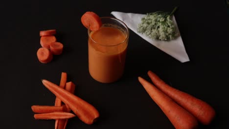 Frisch-Gepresster-Karottensaft-Auf-Schwarzem-Hintergrund