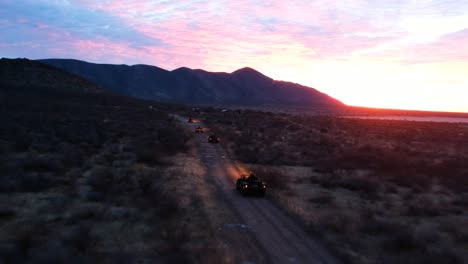 Luftaufnahmen-Der-Fahrzeuge,-Die-Im-Morgengrauen-Durch-Das-Wüstengebiet-Des-Mexikanischen-Bundesstaates-Chihuahua-Fahren