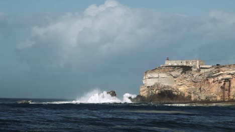 Riesige-Wellen-Trafen-Die-Felsen-Des-Leuchtturms-In-Nazareth-Portugal