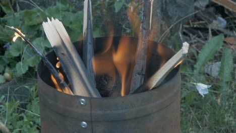 Brennendes-Feuer-Für-Die-Grillparty-In-Zeitlupe-Vorbereitet