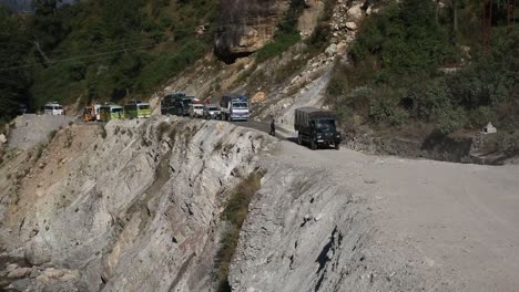 Road-To-The-Himalaya-Straßenverkehr-An-Der-Himalaya-Road,-Oberer-Himalaya,-Uttarakhand,-Indien
