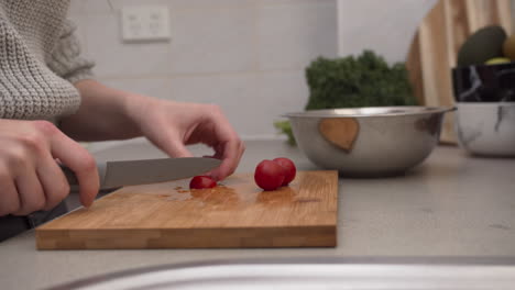 Weibliche-Hände-Schneiden-Tomaten-Auf-Dem-Schneidebrett-Hände-Hacken-Tomaten-In-Der-Küche-Salatzubereitung