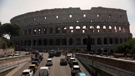 The-Roman-Colosseum-amphitheater-and-crowded-street-of-Rome,-Italy