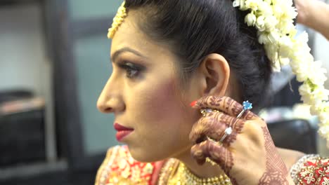 Indisches-Mädchen,-Das-Ihren-Ohrring-Anpasst-Und-Sich-In-Einem-Professionellen-Schönheitssalon-Fertig-Macht