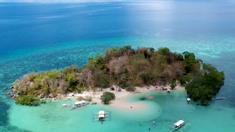Luftaufnahme-Von-Booten,-Die-Am-Cyc-Beach-Cyc-Island,-Coron-Town,-Philippinen,-Angedockt-Sind