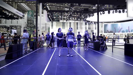 Ein-Besucher,-Der-Eine-Virtual-Reality-VR-Headset-Brille-Trägt,-Testet-Das-Augmented-Reality-Programm-Auf-Der-Internationalen-Autoausstellung-2019-In-Shenzhen,-China