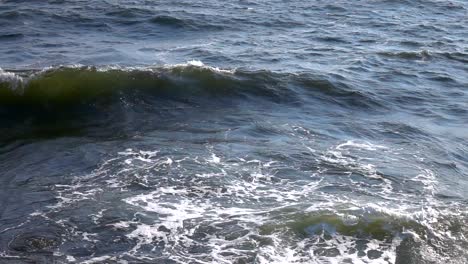 Waves-in-the-ocean,-filmed-in-slow-motion