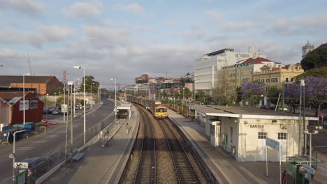 Zug-Fährt-Am-Bahnhof-Lissabon-Vorbei