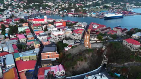 Ein-Uhr--Und-Glockenturm,-Der-Durch-Den-Hurrikan-Ivan-In-St.-Goerge,-Grenada,-Beschädigt-Wurde