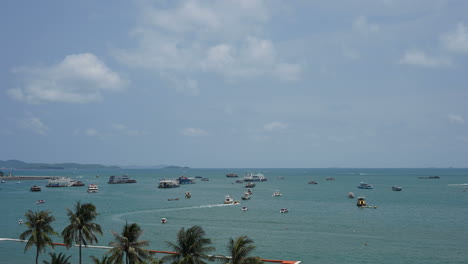 Zeitraffer-Schöne-Stadtlandschaft-Von-Pattaya-Mit-Viel-Boot-Um-Die-Meeresbucht-In-Thailand