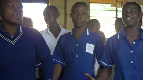 Un-Primer-Plano-De-Un-Grupo-De-Niños-Africanos-De-Primaria-Cantando-Una-Canción-En-Una-Escuela-Comunitaria-En-Uganda