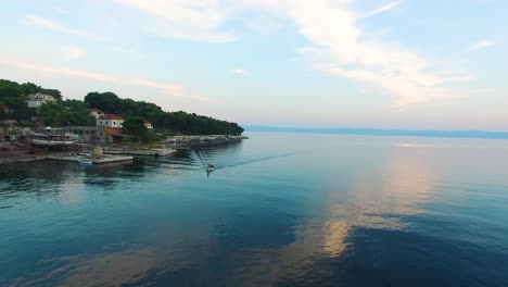 Luftaufnahme-Der-Bucht-Mit-Einem-Vorbeifahrenden-Boot-Auf-Der-Insel-Selca-Brac-Kroatien-Europa
