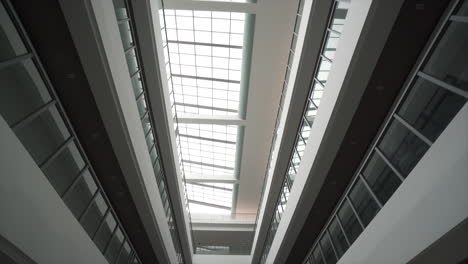 Mit-Blick-Auf-Die-Innenarchitektur-Des-Universitätsgebäudes