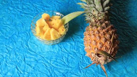 Ganze-Ananas-Auf-Einem-Hellblauen-Hintergrund