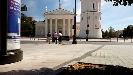 Lapso-De-Movimiento-De-La-Catedral-De-Vilnius-Hd-Durante-El-Día-Soleado,-La-Gente-Se-Mueve-A-Través-Del-Cruce