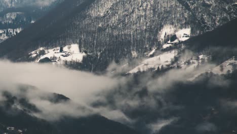 Niedrige-Nebelwolke-Bewegt-Sich-Im-Zeitraffer-Des-Schneebedeckten-Alpentals