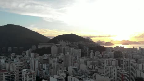 Vista-Aérea-Del-Barrio-De-Ipanema-En-Río-De-Janeiro-Mirando-Hacia-El-Amanecer-Sobre-El-Pan-De-Azúcar
