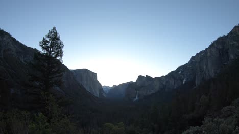 Sunrise-timelapse-in-Yosemite-Valley-from-Tunnel-View-with-view-of-Bridalveil-Falls,-El-Capitan,-and-Half-Dome