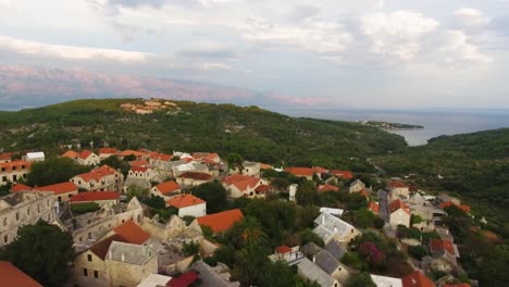 Vogelperspektive-Auf-Ein-Kleines-Dorf-Am-Hang-Auf-Der-Insel-Sumartin-Brac,-Kroatien