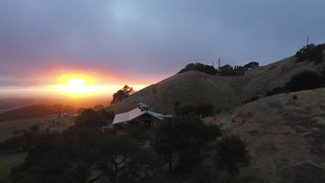 Luftüberführung-Eines-Grasbewachsenen-Bergrückens,-Der-Einen-Wunderschönen-Sonnenuntergang-über-Dem-Weingut-Paradise-Ridge-Nach-Den-Tubbs-Waldbränden-2017-In-Santa-Rosa,-Kalifornien,-Enthüllt