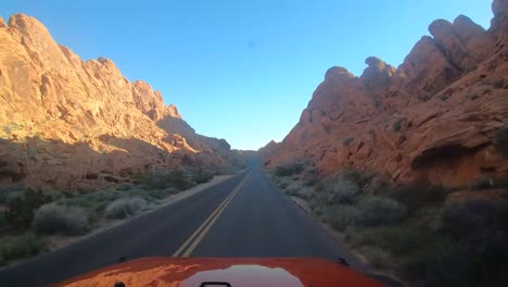 Fahren-Eines-Roten-Fahrzeugs-Im-Valley-Of-Fire,-Nevada-State-Park,-Auf-Der-Panzerstraße-Der-Maus