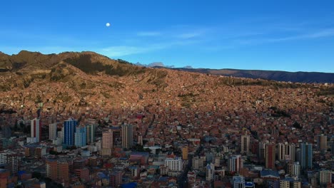 Weite-Luftlandschaft-Rund-Um-Die-Bergregion-La-Paz,-Bolivien---Drohnenaufnahmen