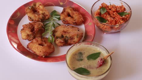 Sambar,-Vada-Und-Kokosnuss-Chutney,-Südindisches-Frühstück