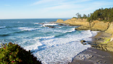 Sanfte-Wellen-Rollen-An-Der-Südküste-Von-Oregon-In-Der-Nähe-Von-Coos-Bay-An-Land